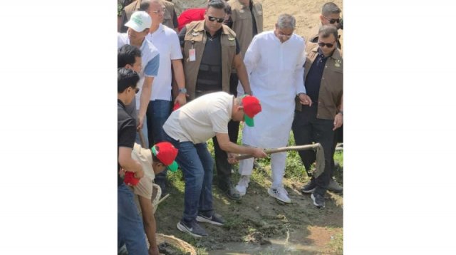 নিজ হাতে মাটি কেটে খাল খনন উদ্বোধন করলেন প্রধানমন্ত্রী