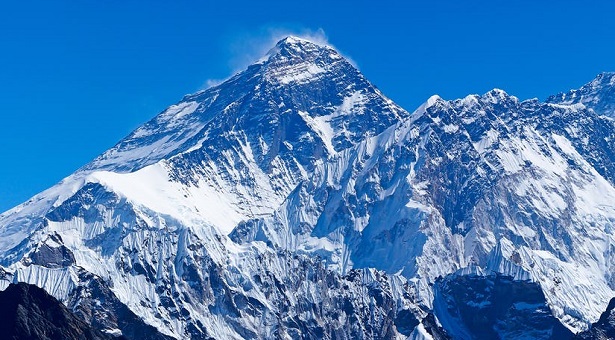 এভারেস্টের চূড়ায় পৌঁছালেন ৮ নেপালি