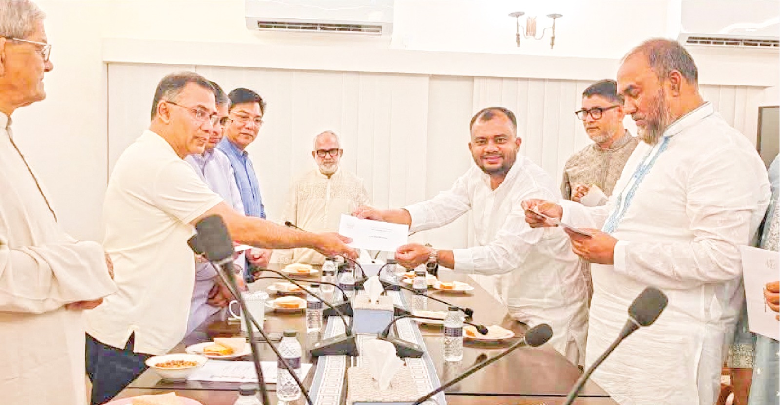 কুমিল্লা সিটি করপোরেশন কর্মীদের ঈদ উপহারের চেক দিলেন প্রধানমন্ত্রী