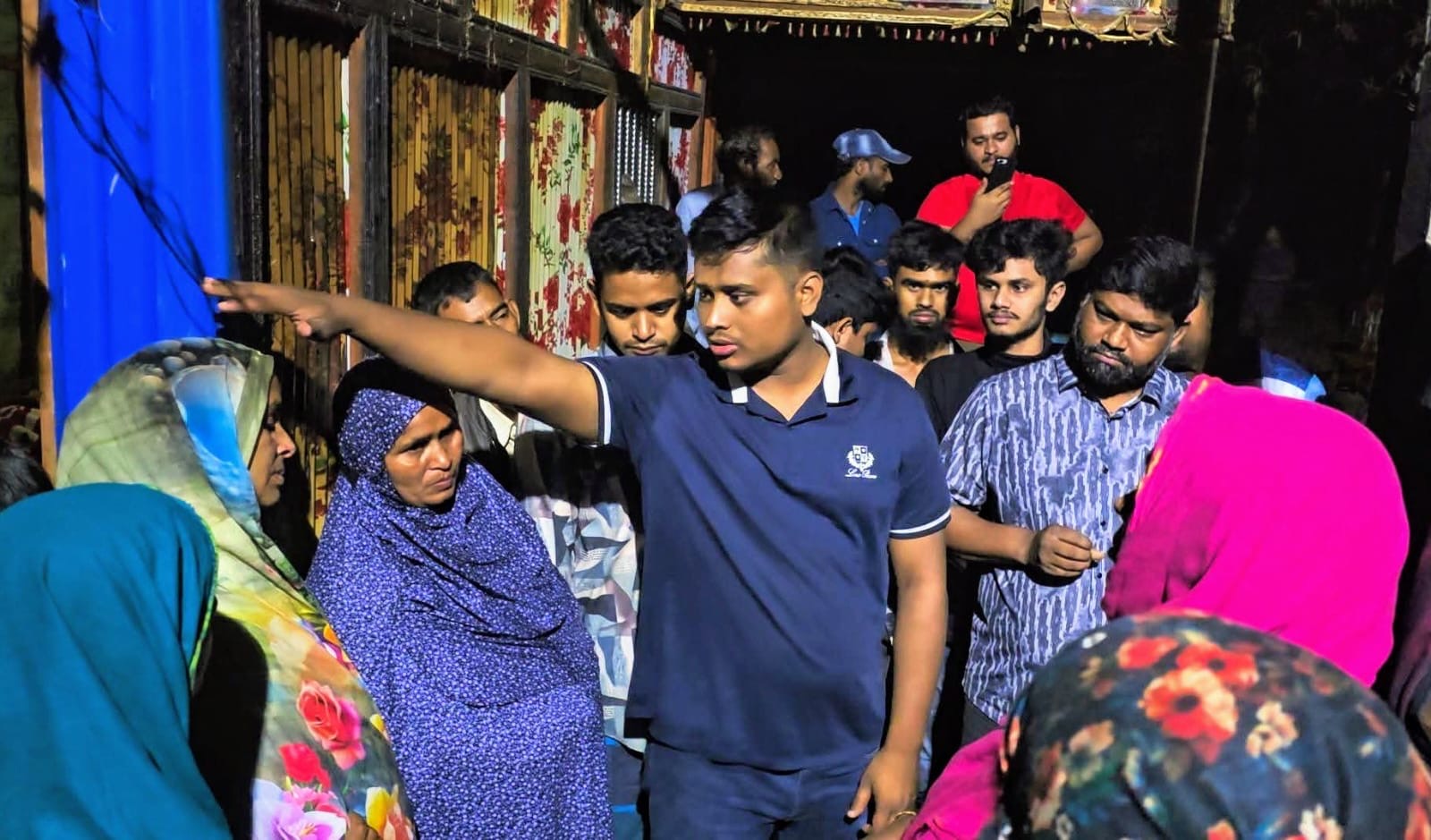 অগ্নিকাণ্ডে ক্ষতিগ্রস্ত পরিবারের পাশে মধ্যরাতে এমপি হাসনাত আব্দুল্লাহ