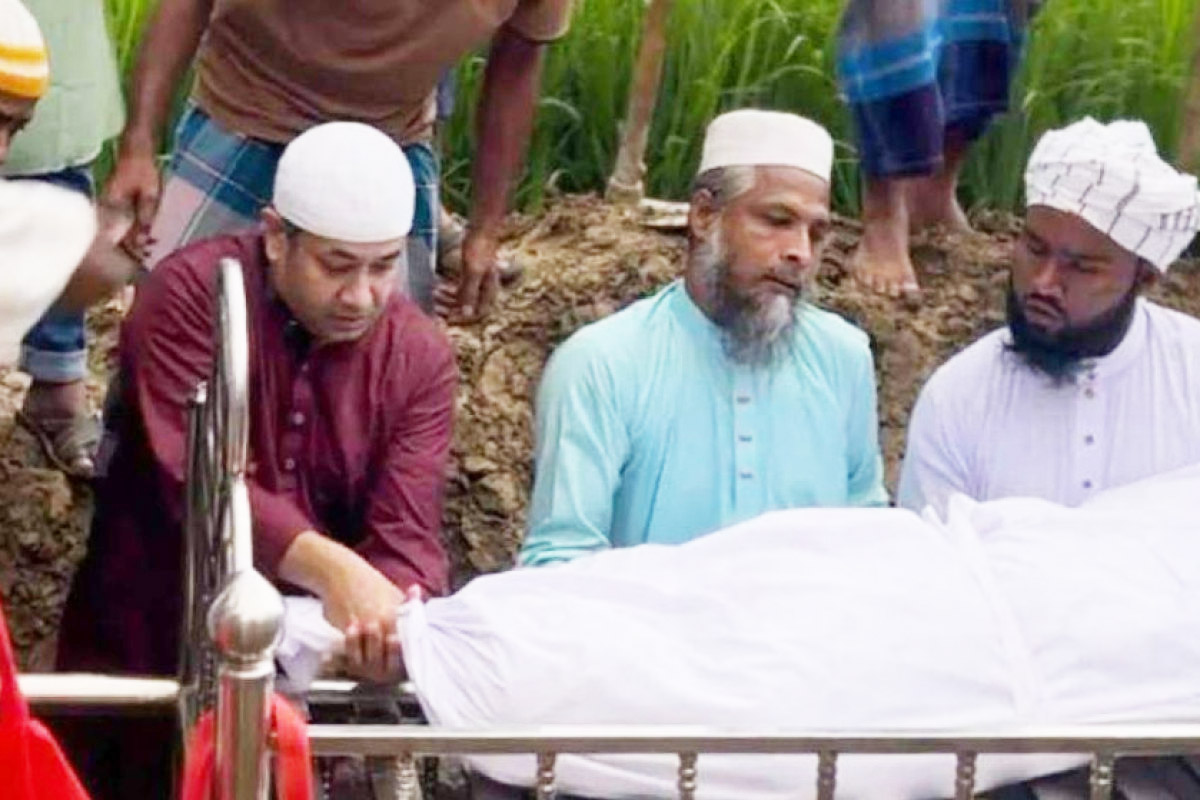 গাড়িবহর থামিয়ে কবরে নেমে লাশ দাফনে অংশ নিলেন তথ্য প্রতিমন্ত্রী