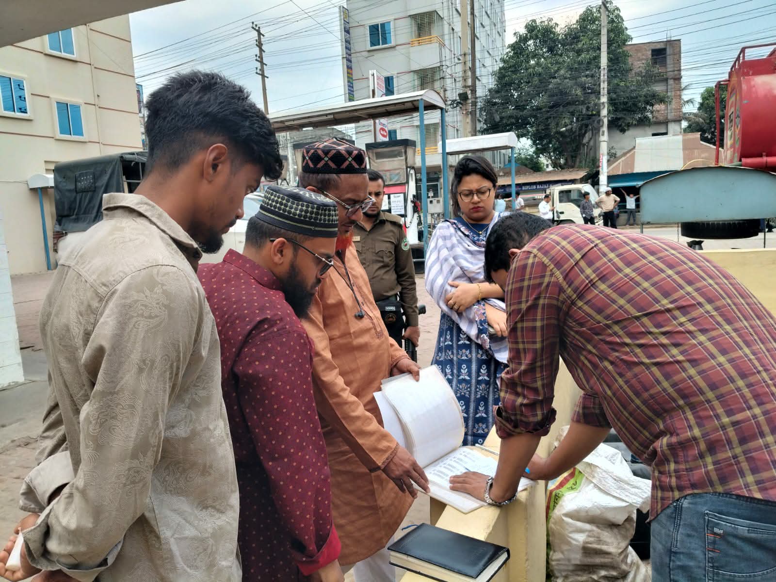 অনিয়মের দায়ে কুমিল্লায় ফিলিং স্টেশনকে ৫০ হাজার টাকা জরিমানা