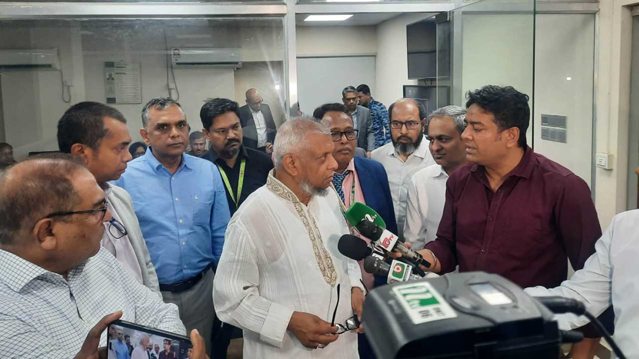 আটকেপড়া যাত্রীদের সার্বক্ষণিক খোঁজ নিচ্ছেন প্রধানমন্ত্রী: বৈদেশিক কর্মসংস্থানমন্ত্রী