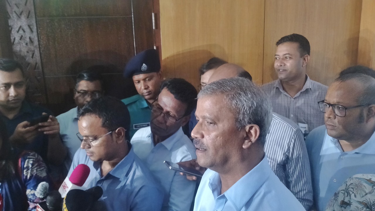 নির্বাচন পেছানোর কোনো সুযোগ নেই : আইন উপদেষ্টা