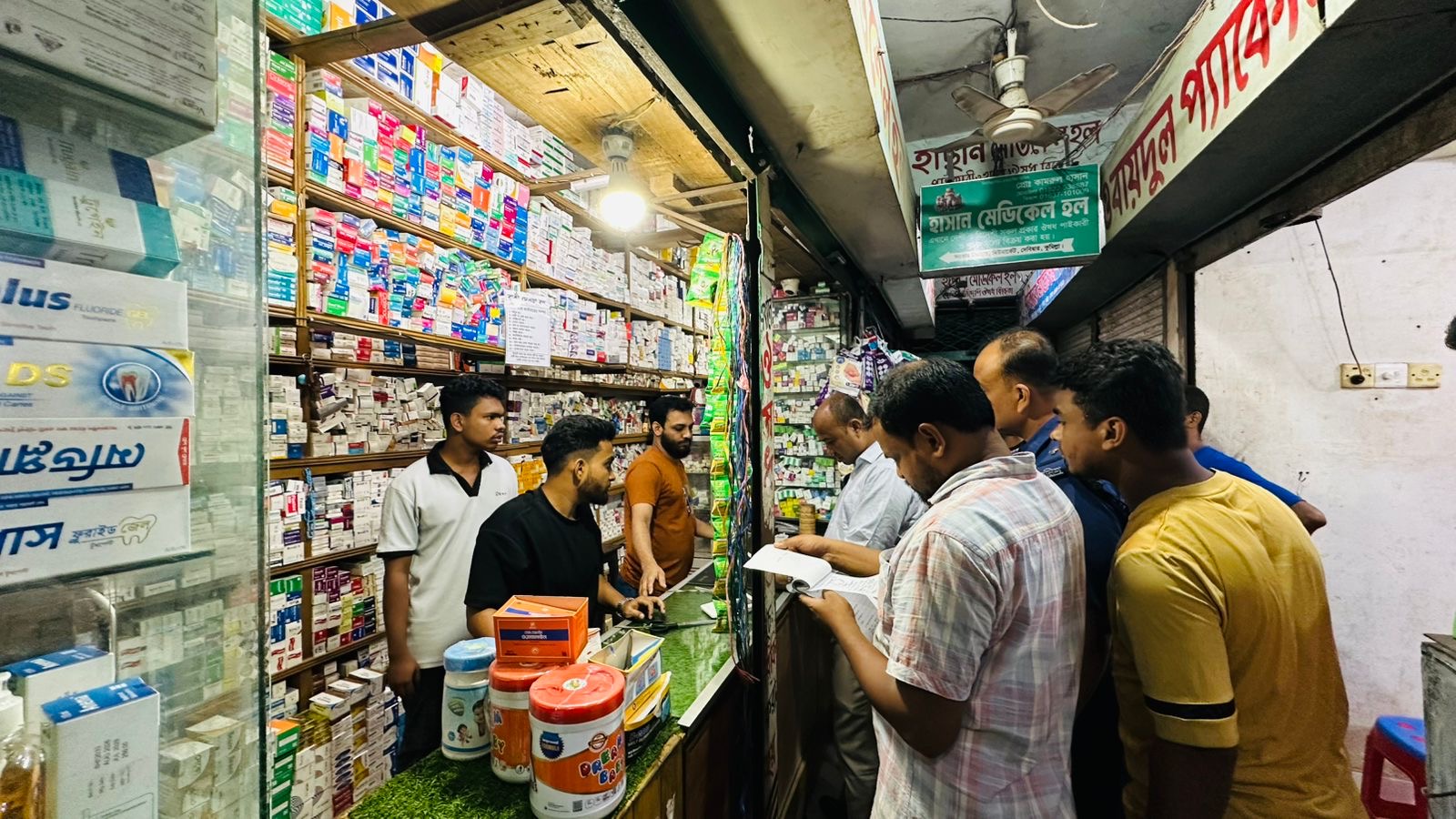 অভিযানের খবরে পালালেন শতাধিক ফার্মেসি ব্যবসায়ী