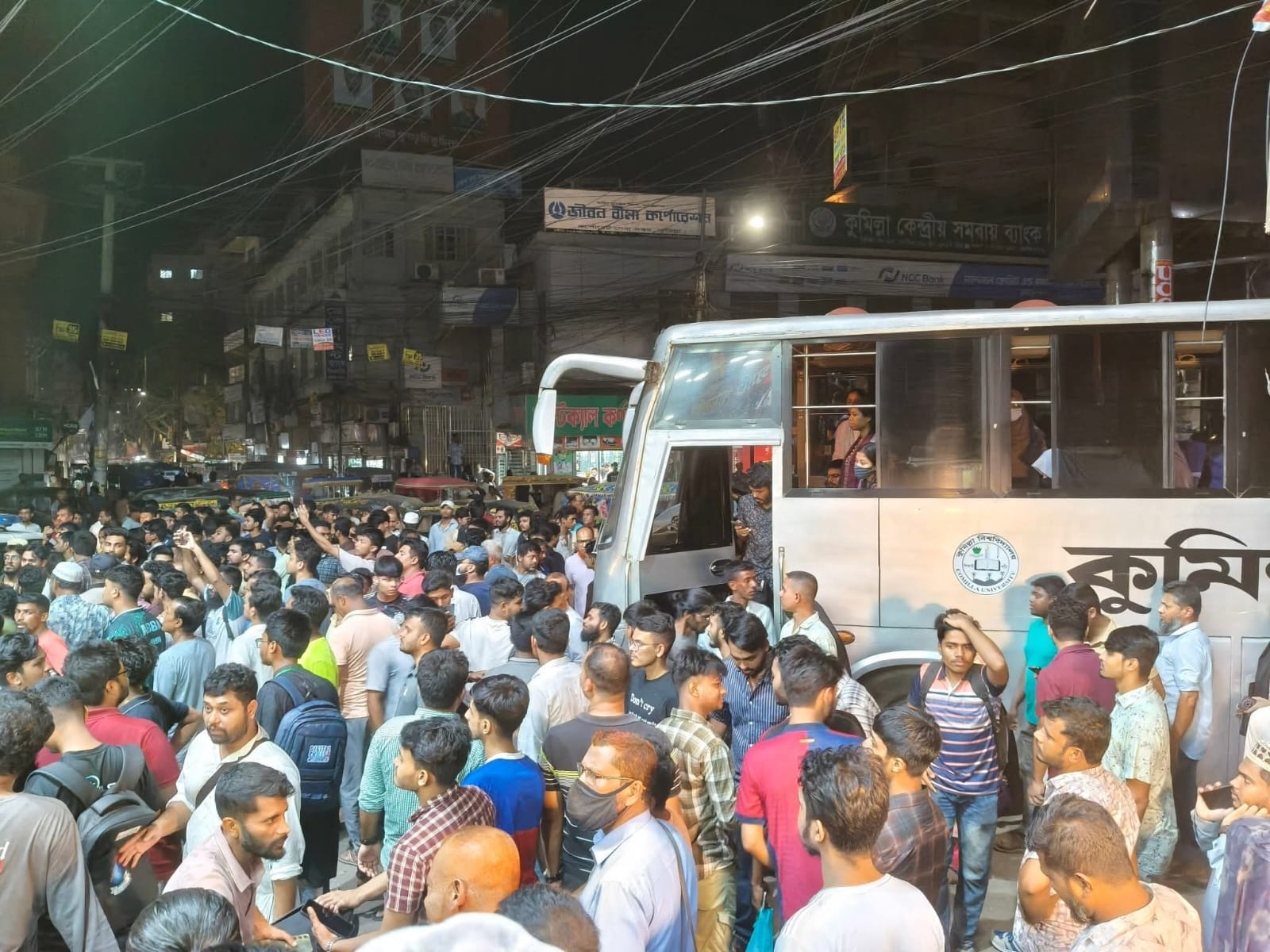 কুমিল্লা বিশ্ববিদালয়ের বাস চালককে পেটালেন সিএনজিচালিত অটোরিকশা চালক