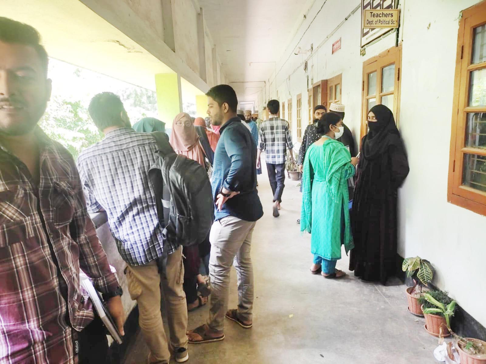 ভিক্টোরিয়া কলেজে শ্রেণিকক্ষ সংকট