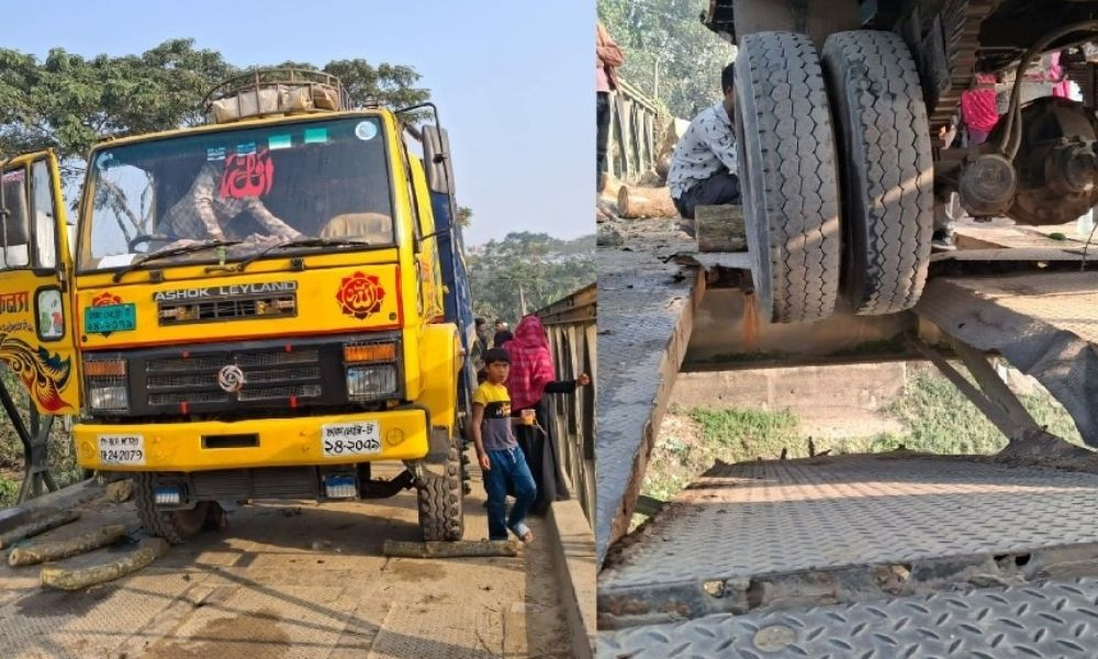 বেইলি সেতুর পাটাতন ভেঙে আটকে গেছে ট্রাক