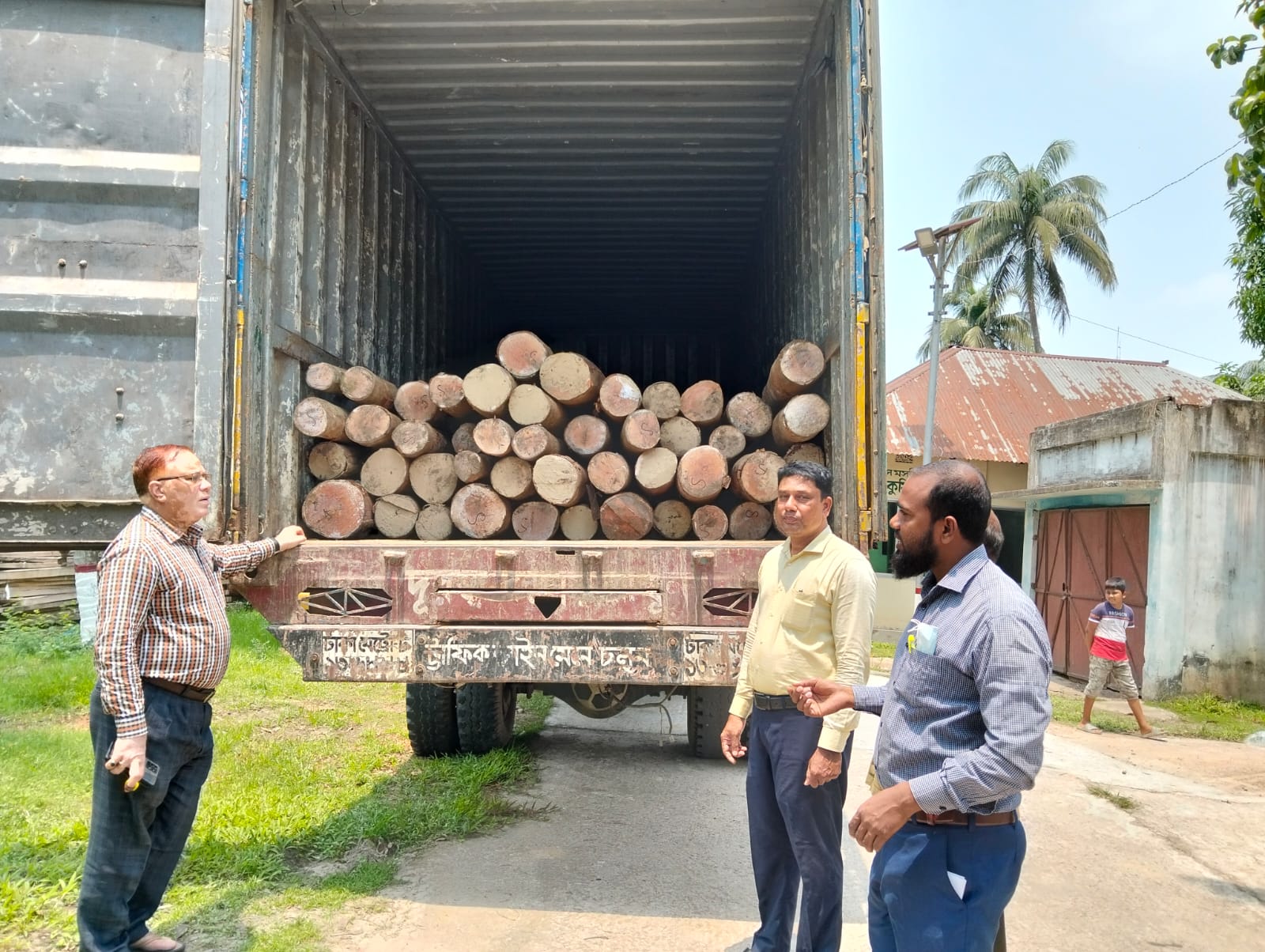 মধ্যরাতে ১০ কিলোমিটার তাঁড়া করে কাভার্ডভ্যান ধরলো বন বিভাগ, তারপর...