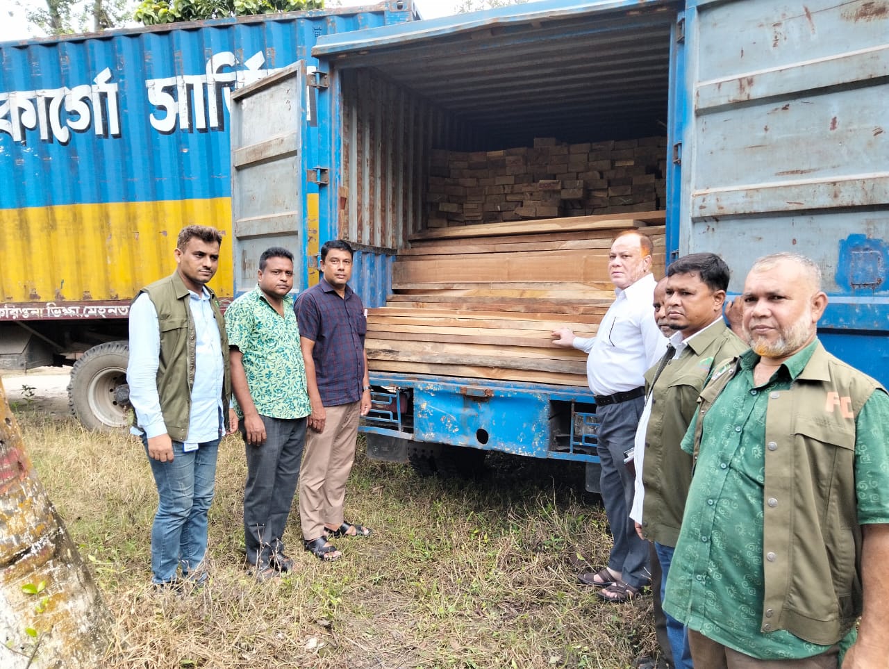 কুমিল্লায় বন বিভাগের অভিযানে ৬ লাখ টাকার অবৈধ সেগুন কাঠ জব্দ