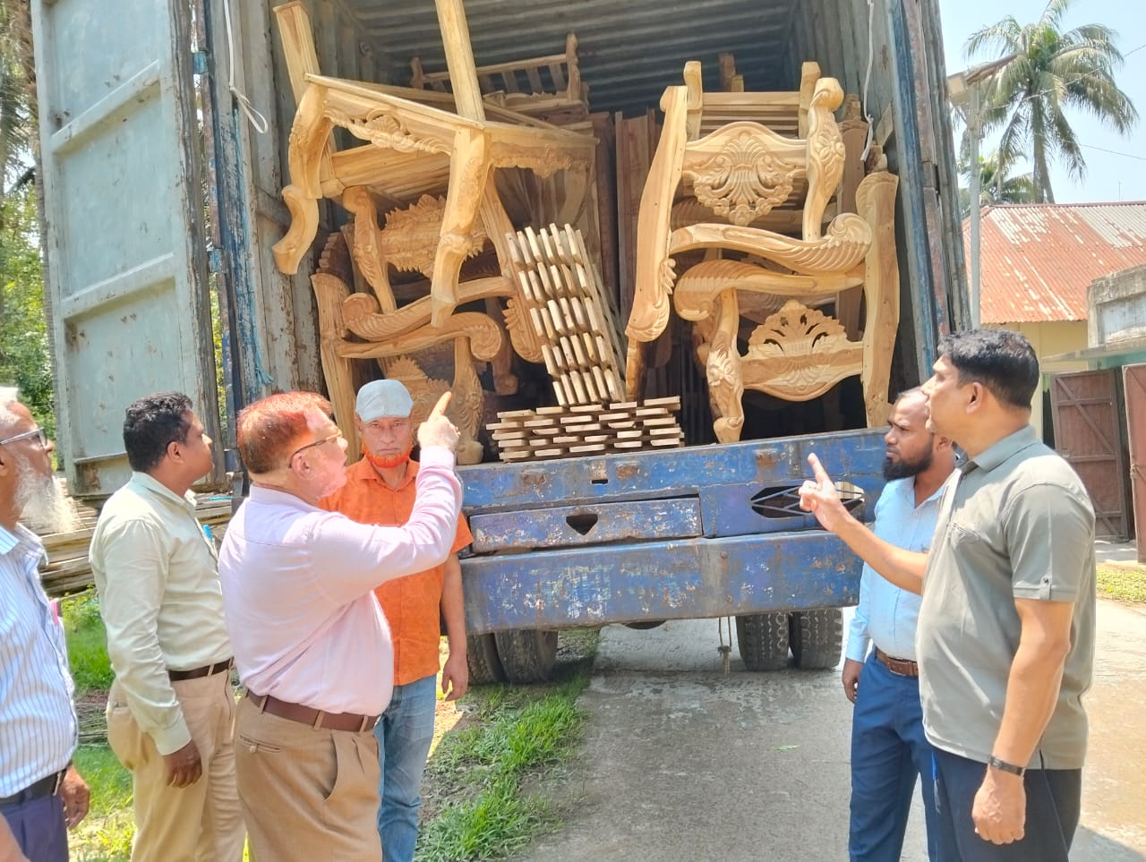 কাভার্ডভ্যানে অবৈধ সোপা, চেয়ার টেবিল, গাড়ি রেখে পালালো চালক