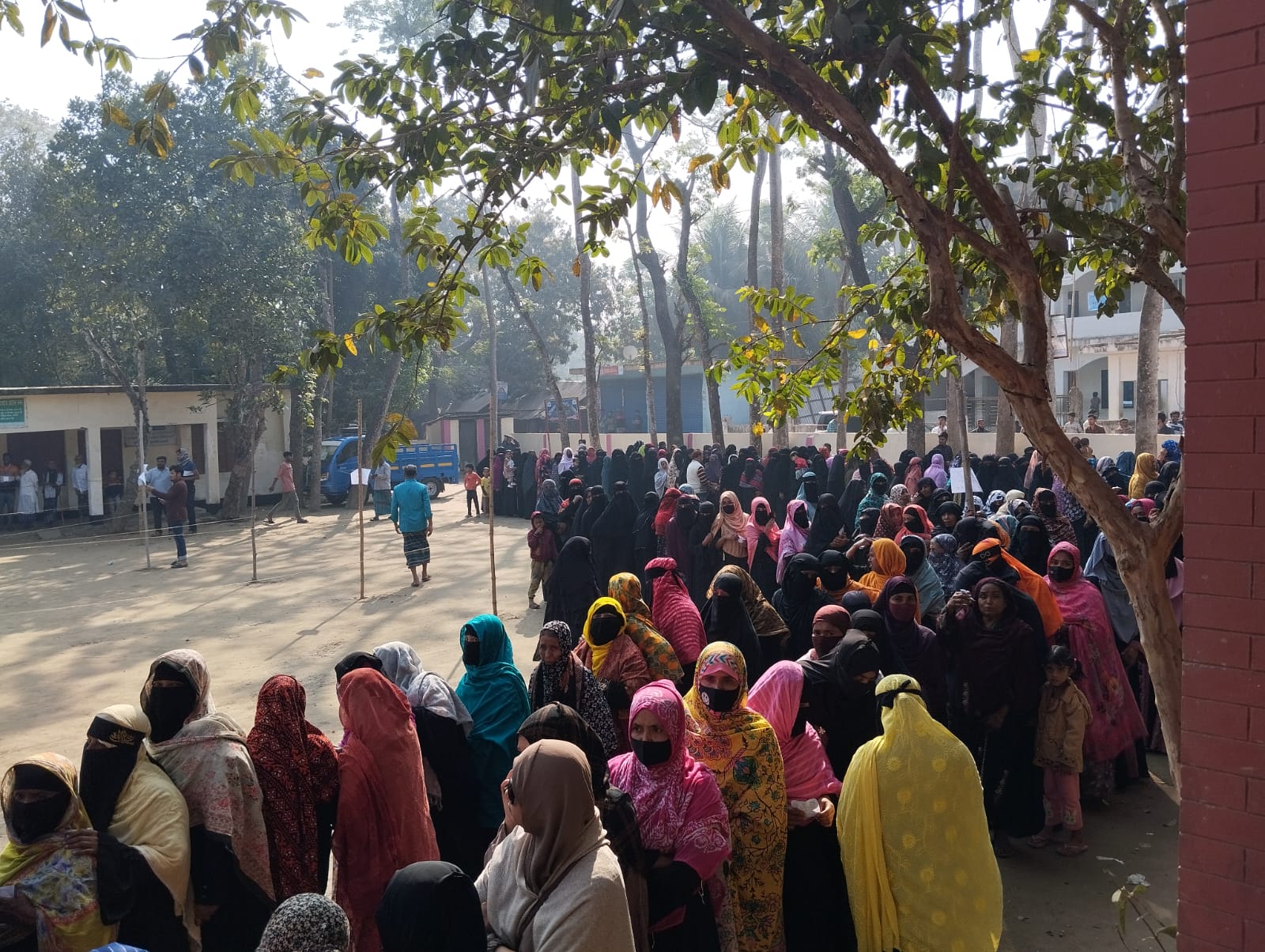 নারী ভোটারের বিপুল উপস্থিতি