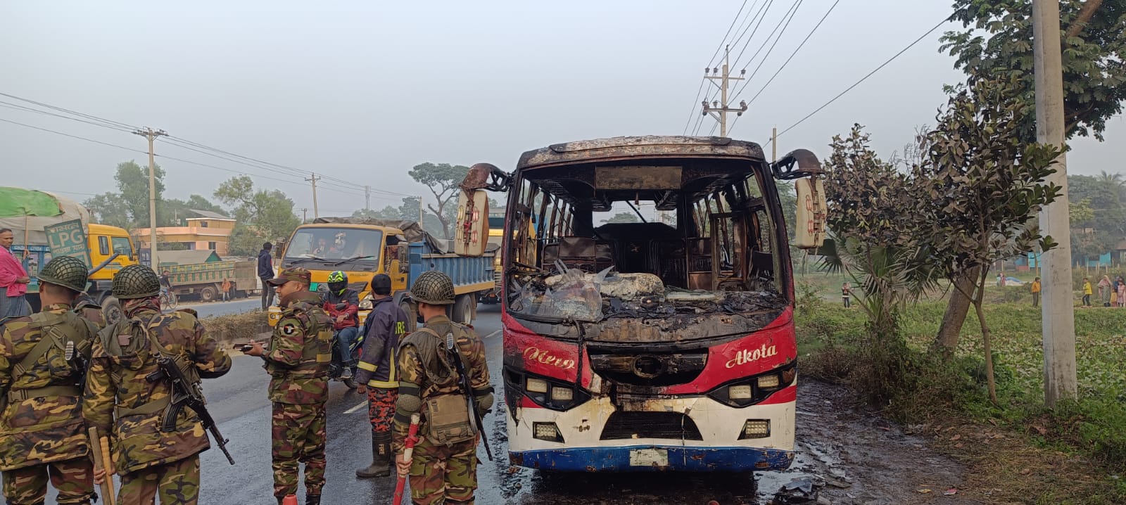 বুড়িচংয়ে  বাস চাপায় পথচারী নিহত, ক্ষুদ্ধ জনতার  বাসে আগুন