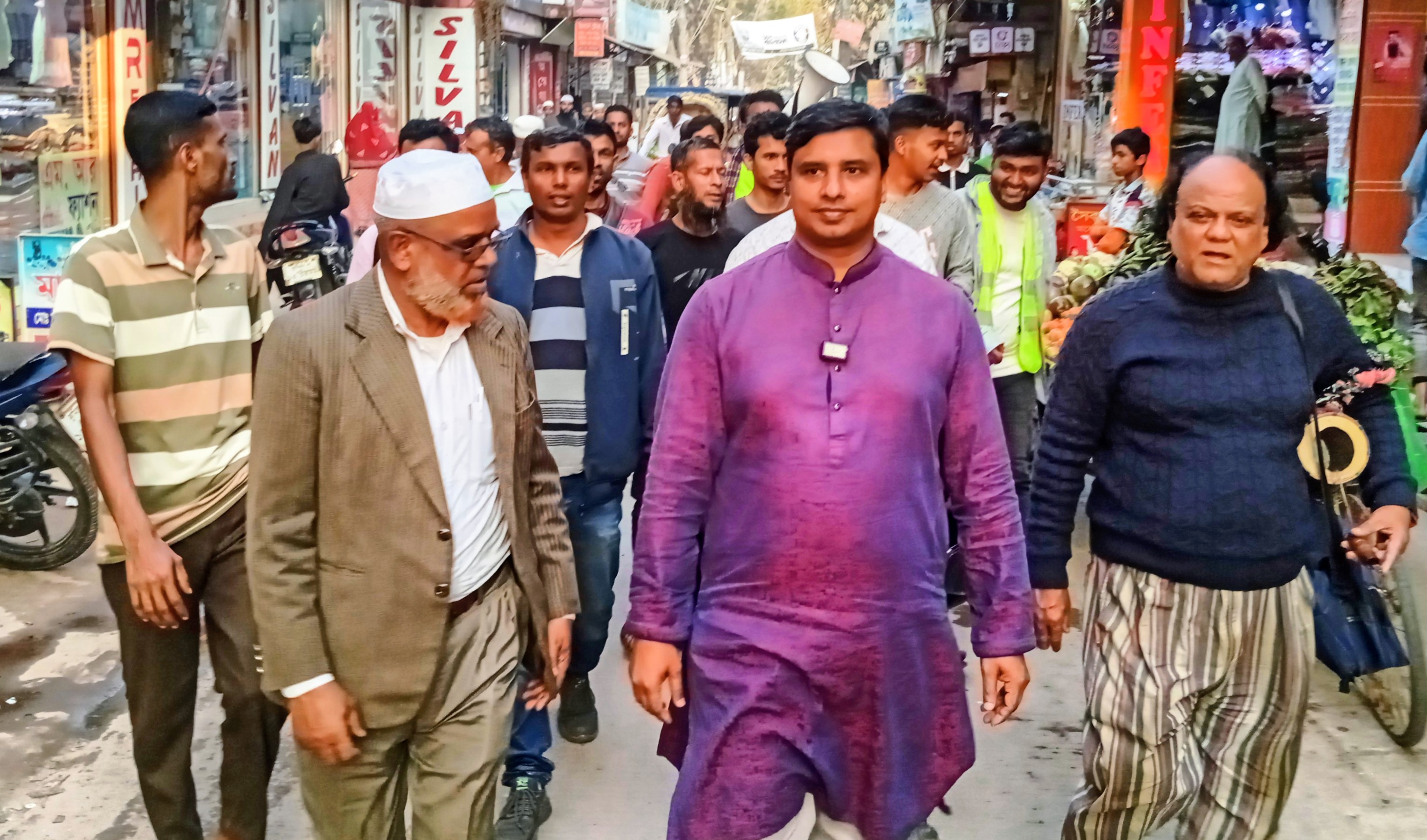 বুড়িচংয়ে এবি পার্টির প্রার্থী ব্যারিস্টার যোবায়ের আহমেদ ভূঁইয়ার শ্রমিকদের সঙ্গে উঠান বৈঠক