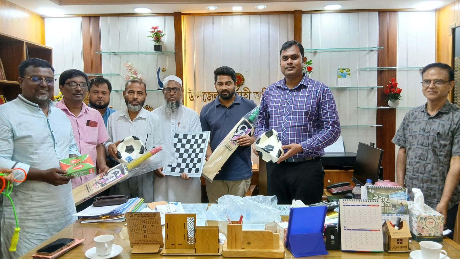 বরুড়ার ২২ শিক্ষা প্রতিষ্ঠানে ক্রীড়া সামগ্রী বিতরণ
