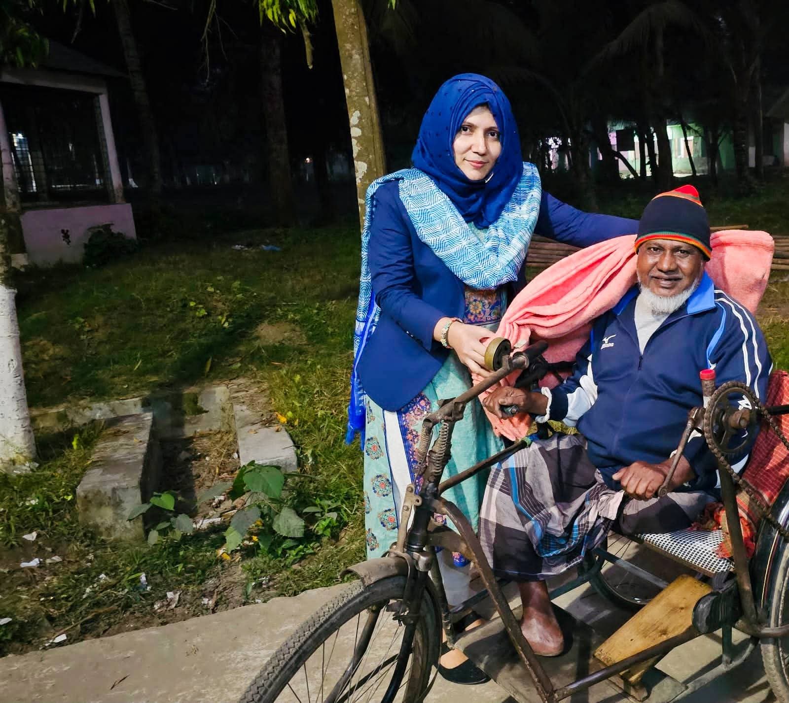 রাতের আঁধারে শীতার্ত মানুষের কাছে কম্বল নিয়ে হাজির  ইউএনও