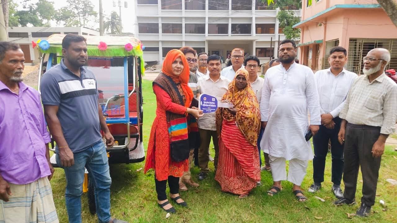 ব্রাহ্মণপাড়ায় ভিক্ষুকদের অটোরিকশা ও গাভী প্রদান
