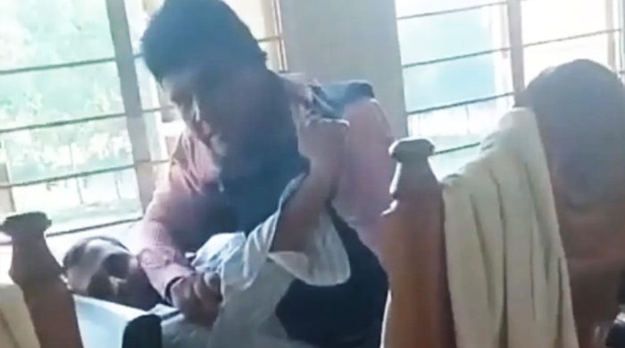 ব্রাহ্মণপাড়ায় দুই শিক্ষকের মারামারির ভিডিও ভাইরাল