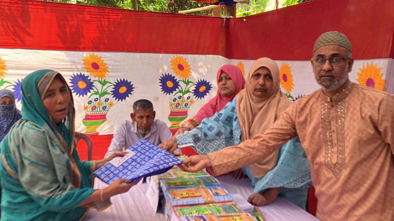 ব্রাহ্মণপাড়ায় ৩ শতাধিক পরিবারের মাঝে ঈদ উপহার বিতরণ