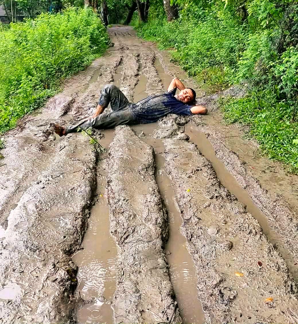 বেহাল সড়কে হামাগুড়ি দিয়ে যুবকের প্রতিবাদ