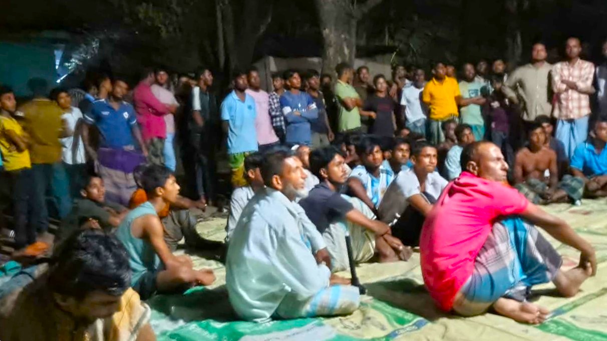 বিয়ের দাবিতে প্রেমিকের বাড়িতে প্রেমিকার অনশন
