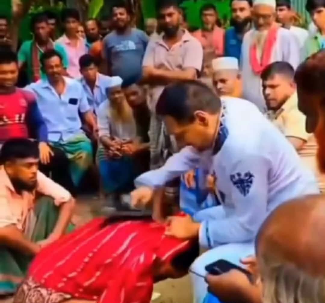 ব্রাহ্মণপাড়ায় সালিশে নারীকে জুতাপেটা করলেন ইউপি চেয়ারম্যান ফরিদ, ভিডিও ভাইরাল