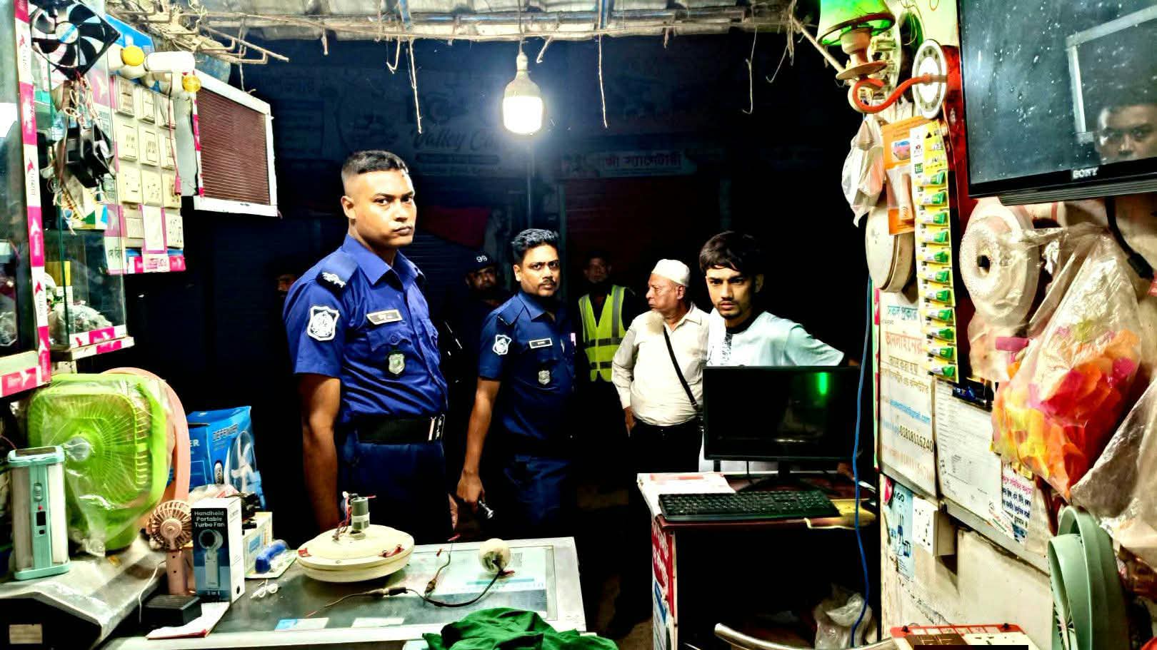 বরুড়া বাজারে একই রাতে দুই দোকানে চুরির অভিযোগ