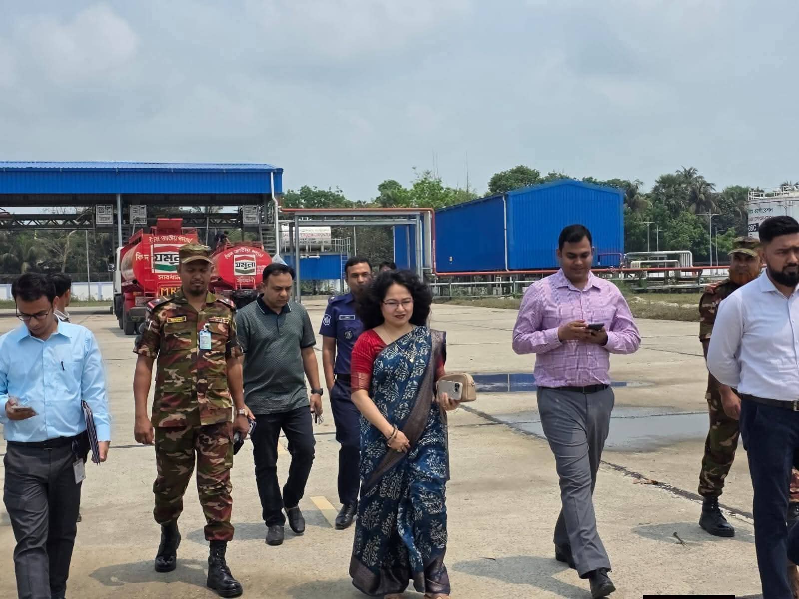পেট্রোলিয়াম ডিপো পরিদর্শন করলেন যুগ্ম সচিব ইশরাত রেজা