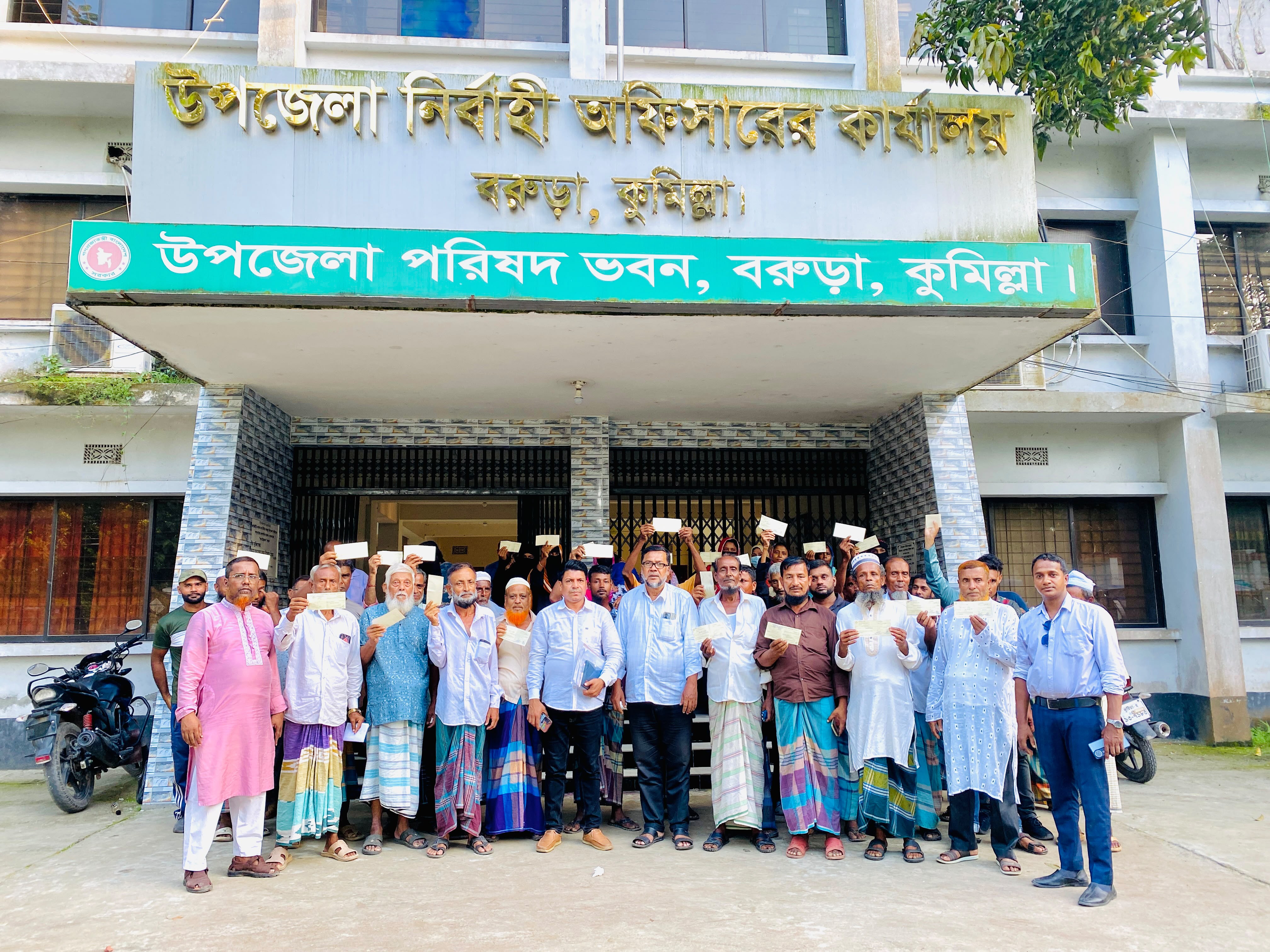 বরুড়ায় সরকারি সহায়তার চেক বিতরণ