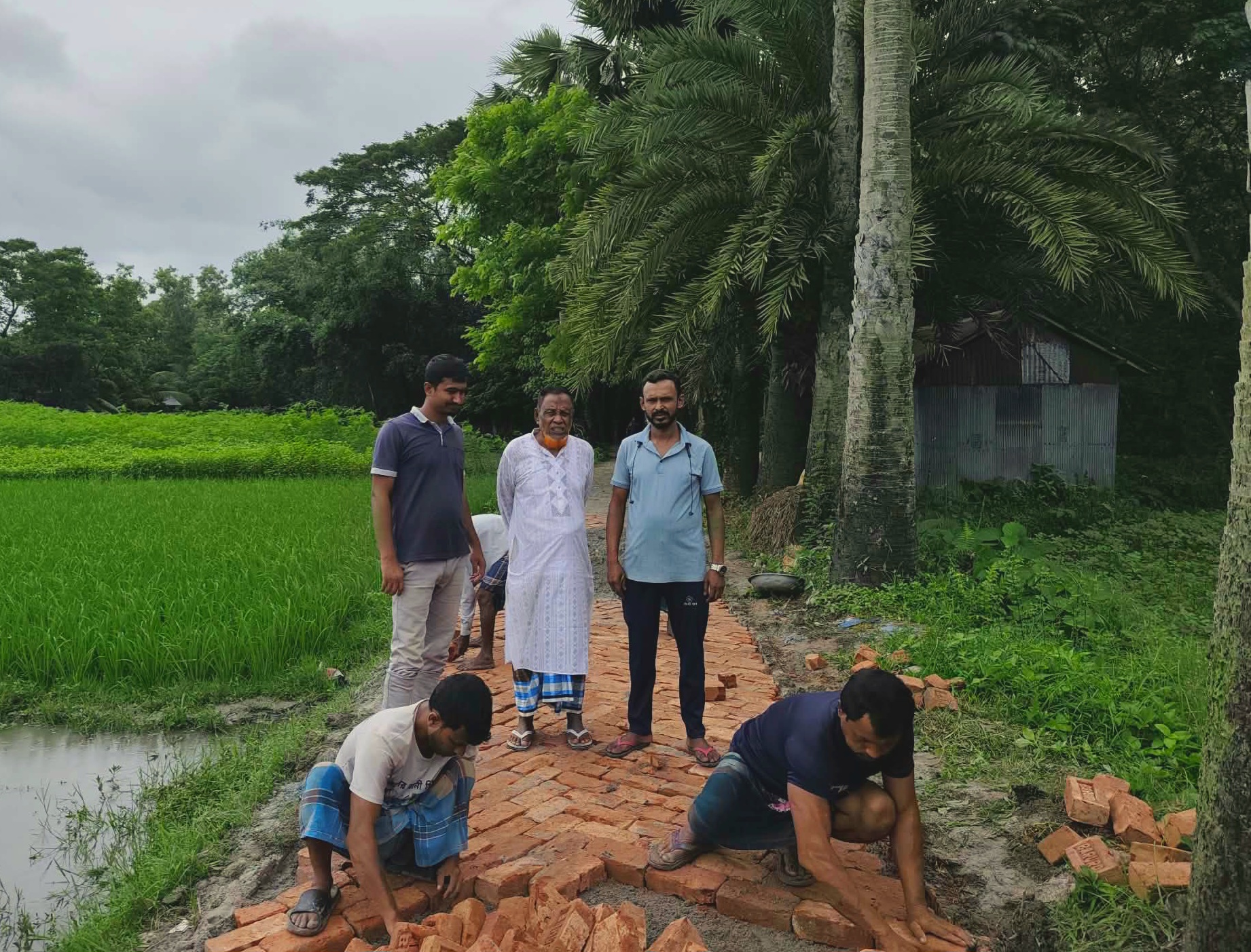 গৃহায়ন ও গণপূর্তমন্ত্রীর প্রতিশ্রুতিতে সড়কে ইটের সলিং