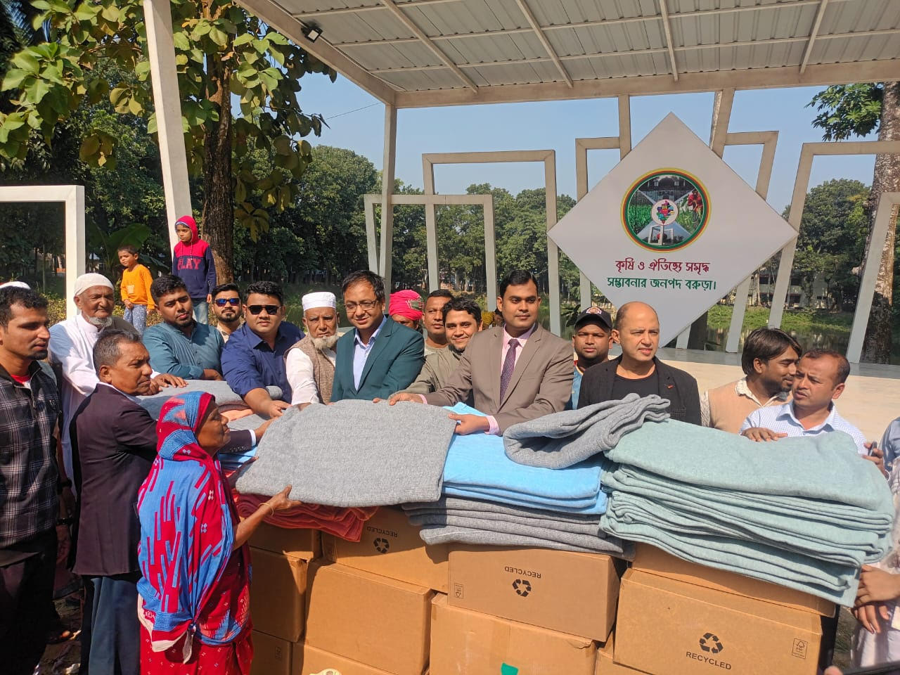 বরুড়ায় ইন্টারন্যাশনাল স্ট্যান্ডার্ড ইউনিভার্সিটির উদ্যোগে শীতবস্ত্র বিতরণ