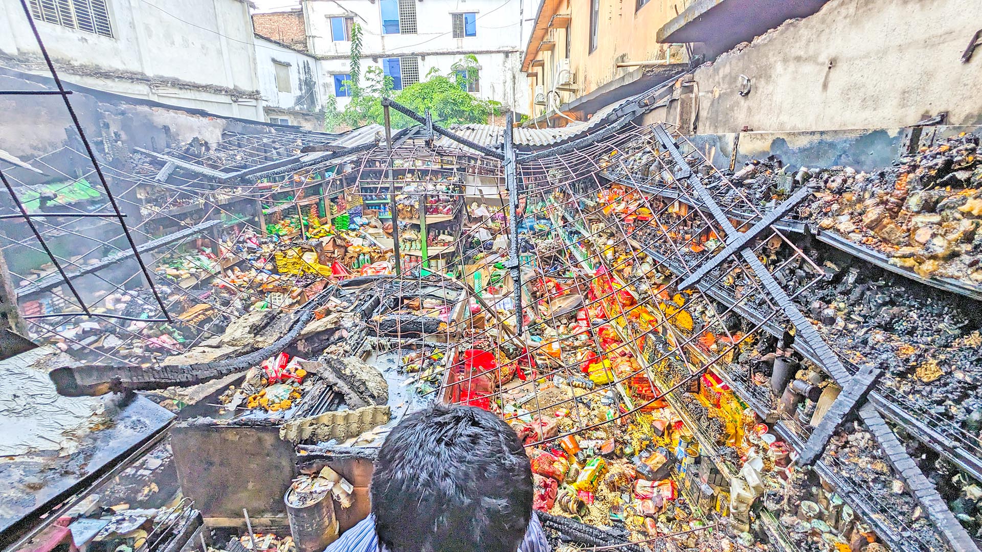 চৌদ্দগ্রামে ডিপার্টমেন্ট স্টোরে আগুনে পুড়ল কোটি টাকার মালামাল