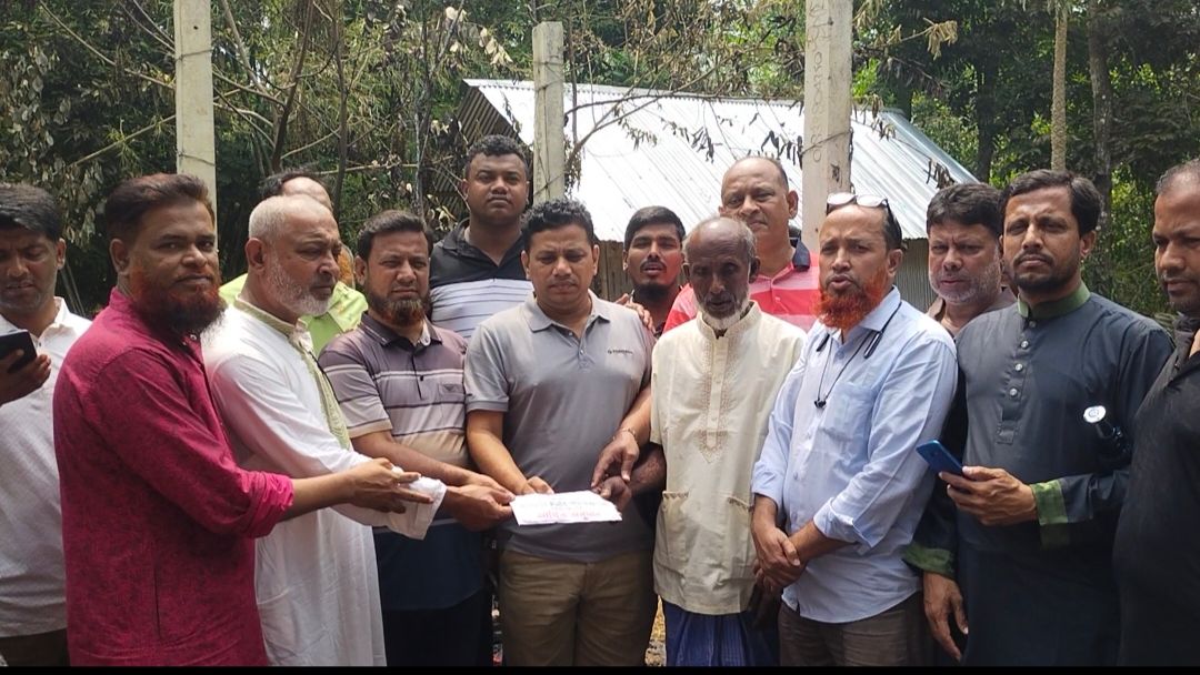 অগ্নিকান্ডে ক্ষতিগ্রস্ত পরিবারের পাশে বিএনপি নেতা
