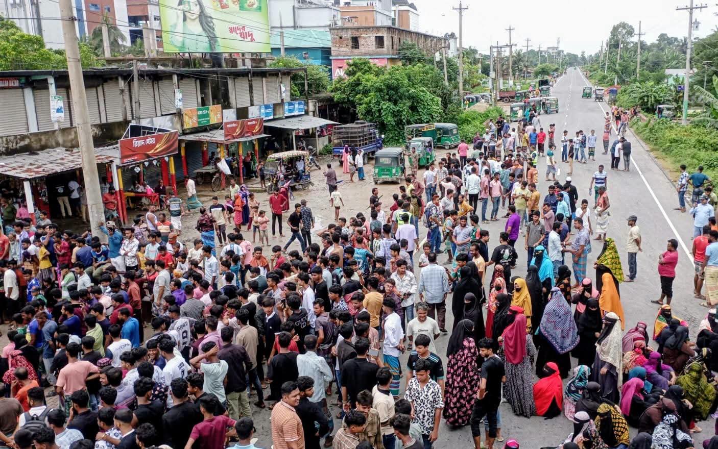 বেতনভাতা বৃদ্ধির দাবিতে জেএমআইয়ের শ্রমিকদের মহাসড়ক অবরোধ, বিক্ষোভ
