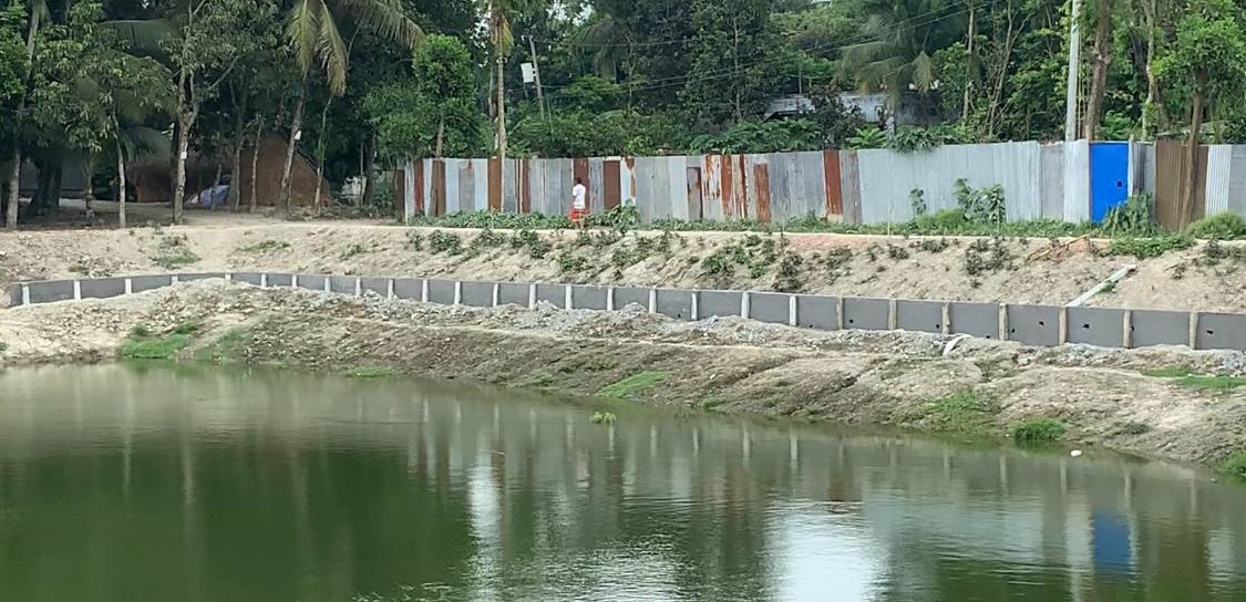 চৌদ্দগ্রামে পুকুরের দেওয়াল নির্মাণে নিম্নমানের সামগ্রী ব্যবহারের অভিযোগ