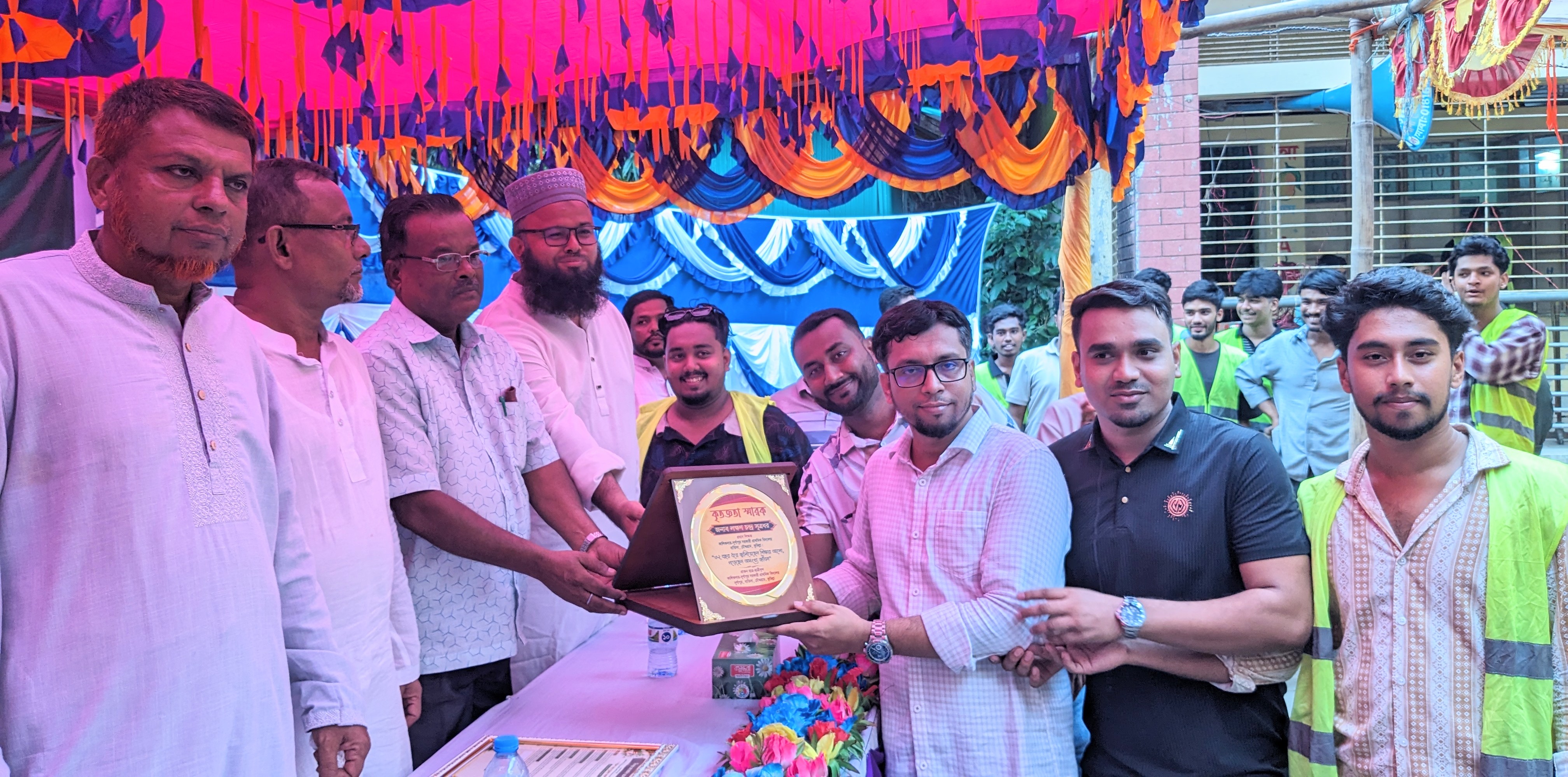 প্রধান শিক্ষককে বিদায়ী সংবর্ধনা