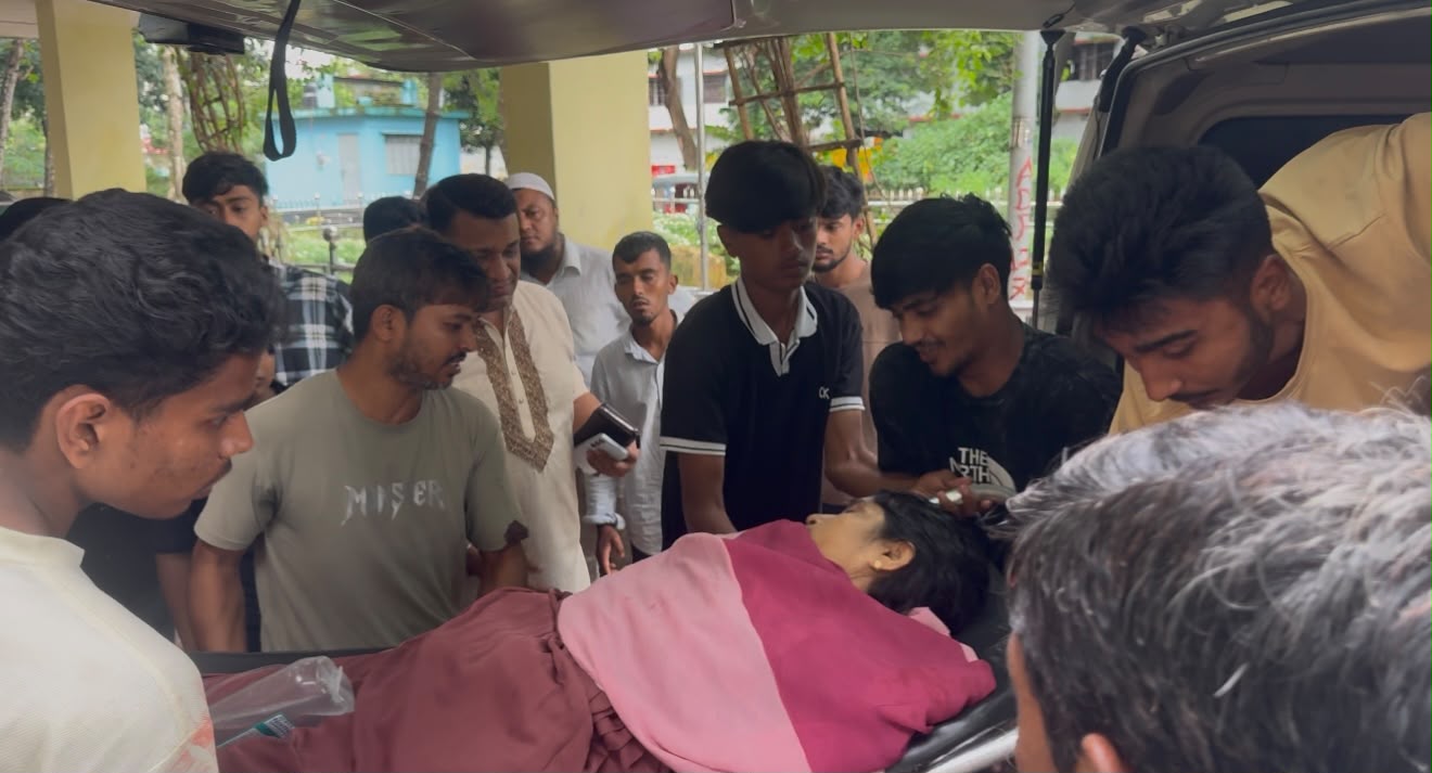 মহাসড়ক পার হওয়ার সময় বাসের ধাক্কায় শিশু নিহত, আহত মা