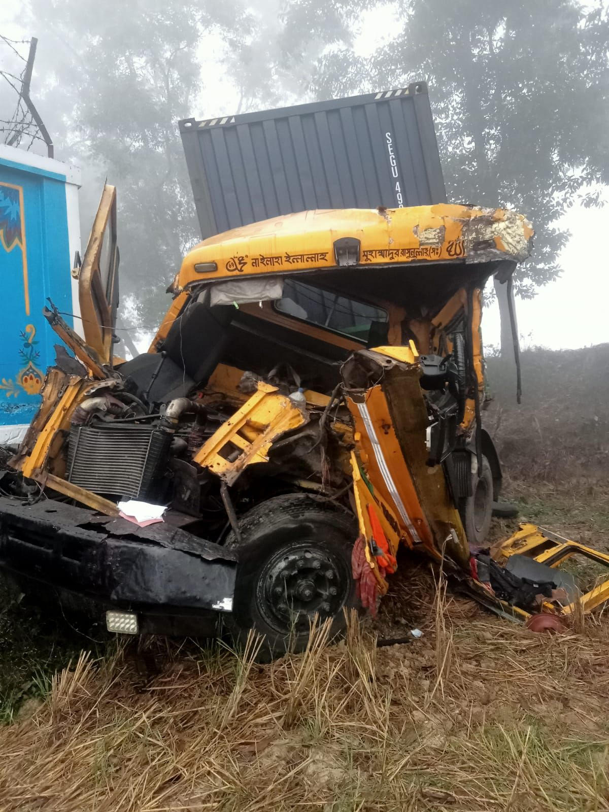 সড়কে প্রাণ গেল লরির চালক ও হেলপারের