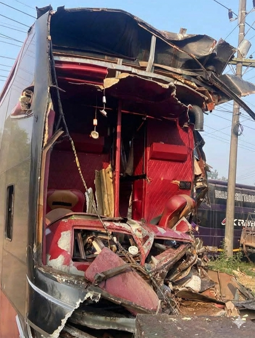 চৌদ্দগ্রামে ট্রাকের পেছনে স্লিপার বাসের ধাক্কায় নিহত এক