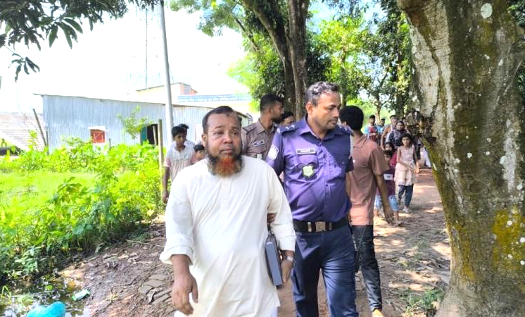 ছাত্রীর শ্লীলতাহানির অভিযোগে মাদ্রাসা সুপারকে গণপিটুনি