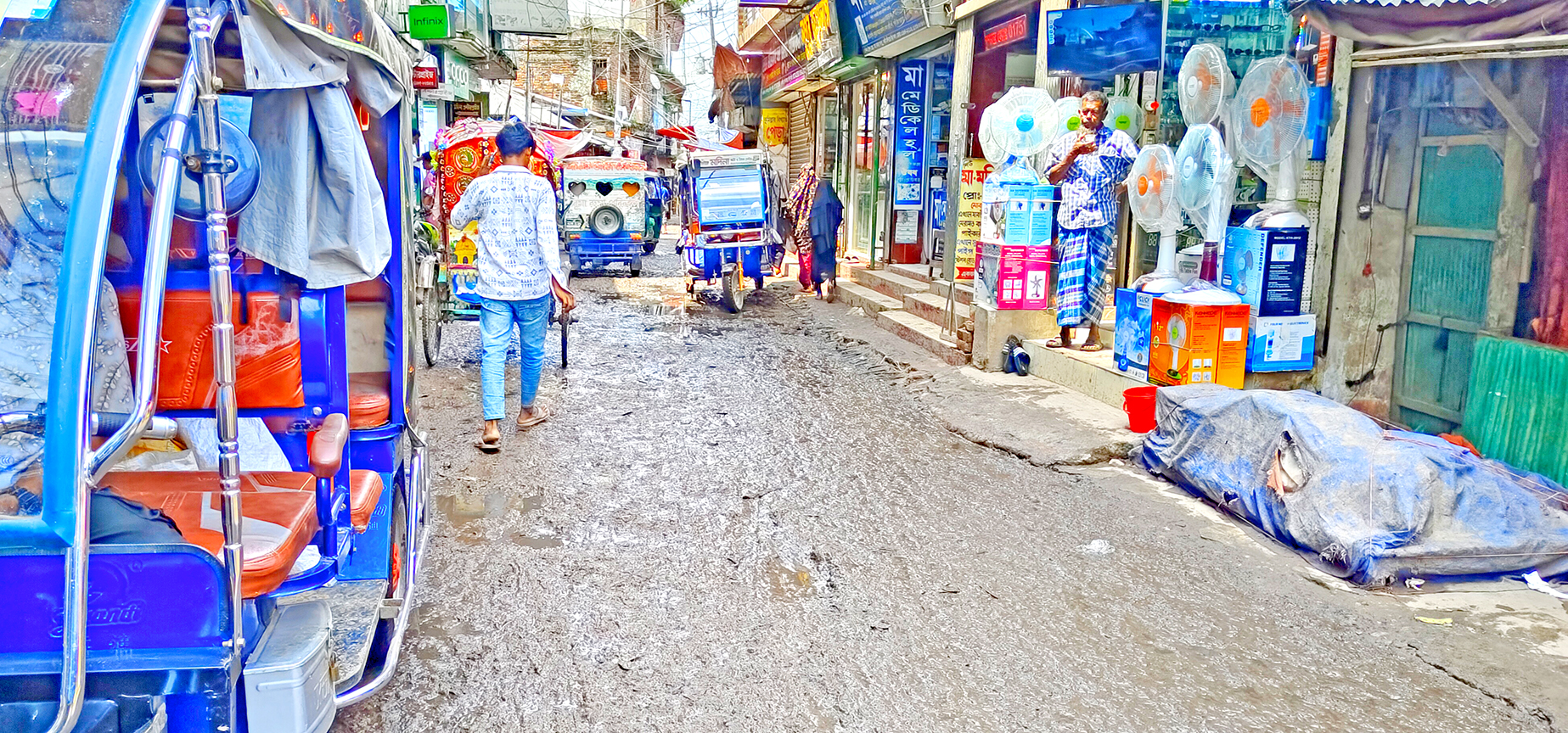 ফুটপাত দখলে নীরব প্রশাসন ও পৌর কর্তৃপক্ষ
