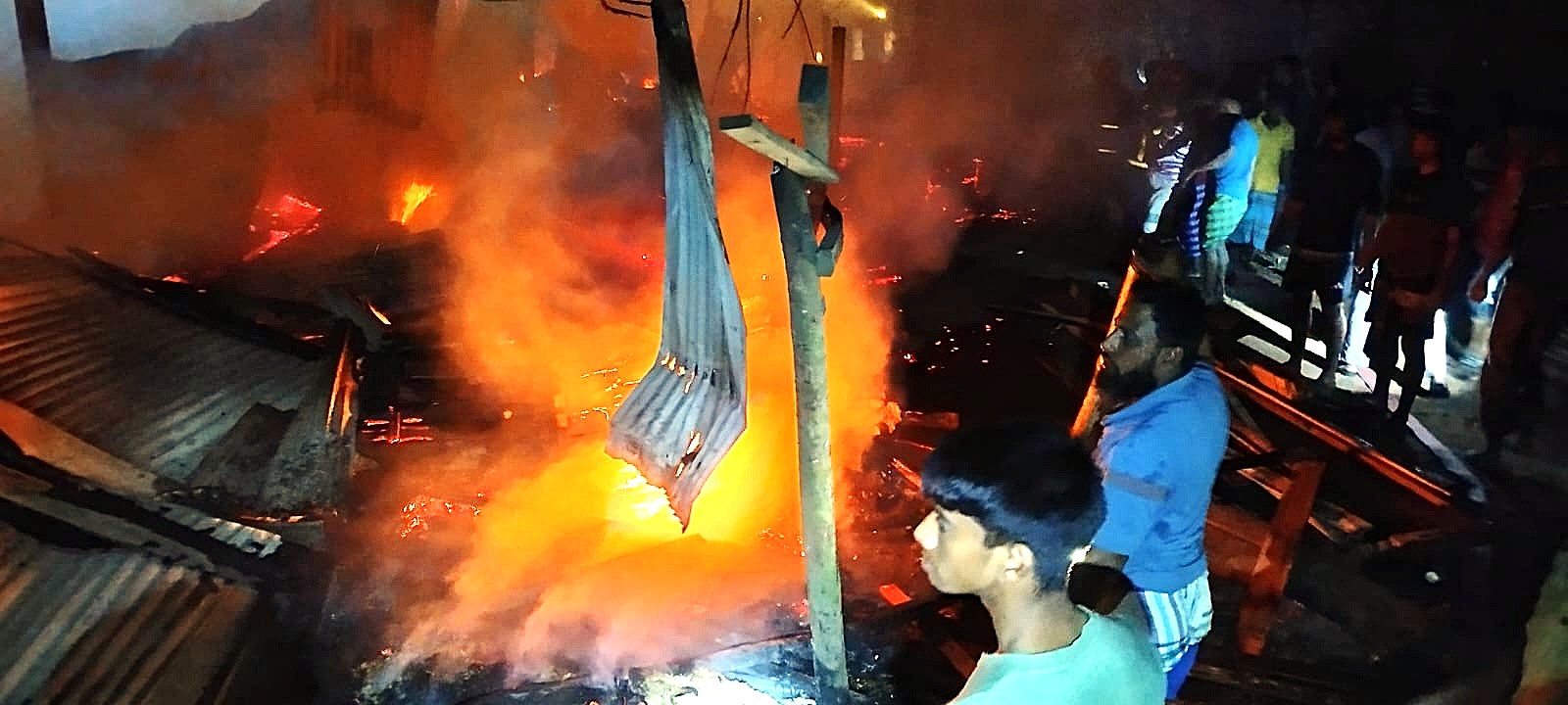 নবাবপুর বাজারে গভীর রাতে ভয়াবহ আগুন