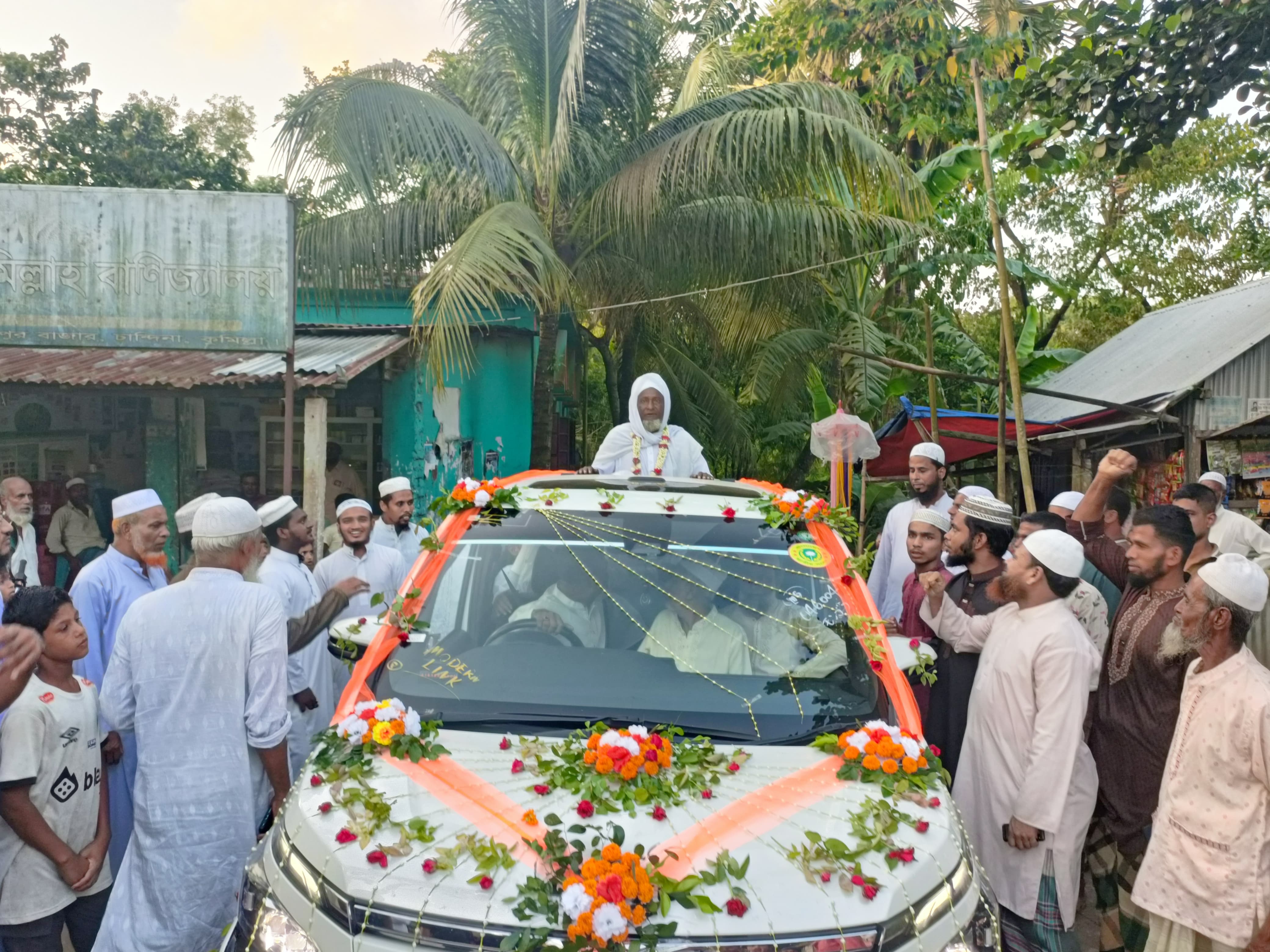 ফুলসজ্জিত গাড়িতে চড়িয়ে ইমামের বিদায়