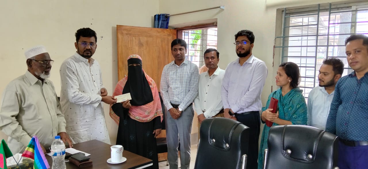 চান্দিনায় অগ্নিকাণ্ডে ক্ষতিগ্রস্তদের আর্থিক সহায়তা প্রদান