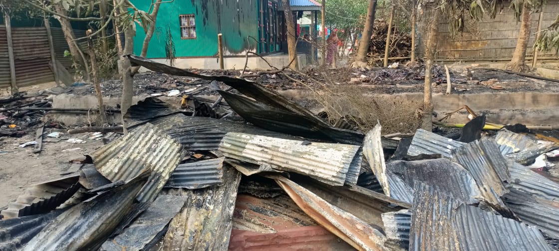 চান্দিনায় অগ্নিকাণ্ডে সর্বস্বান্ত প্রবাসী