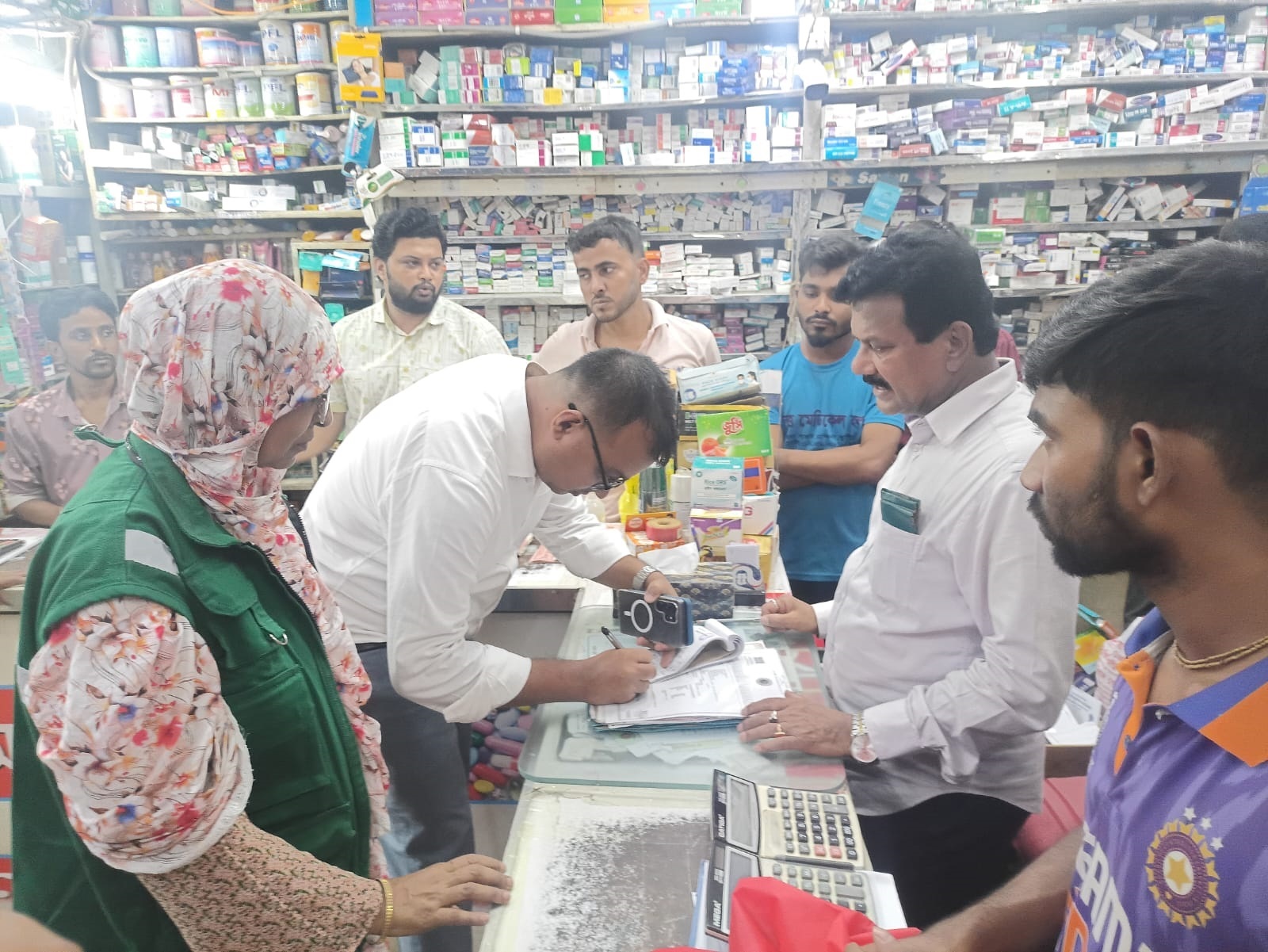মেয়াদোত্তীর্ণ ওষুধ রাখার দায়ে ১ লাখ টাকা জরিমানা