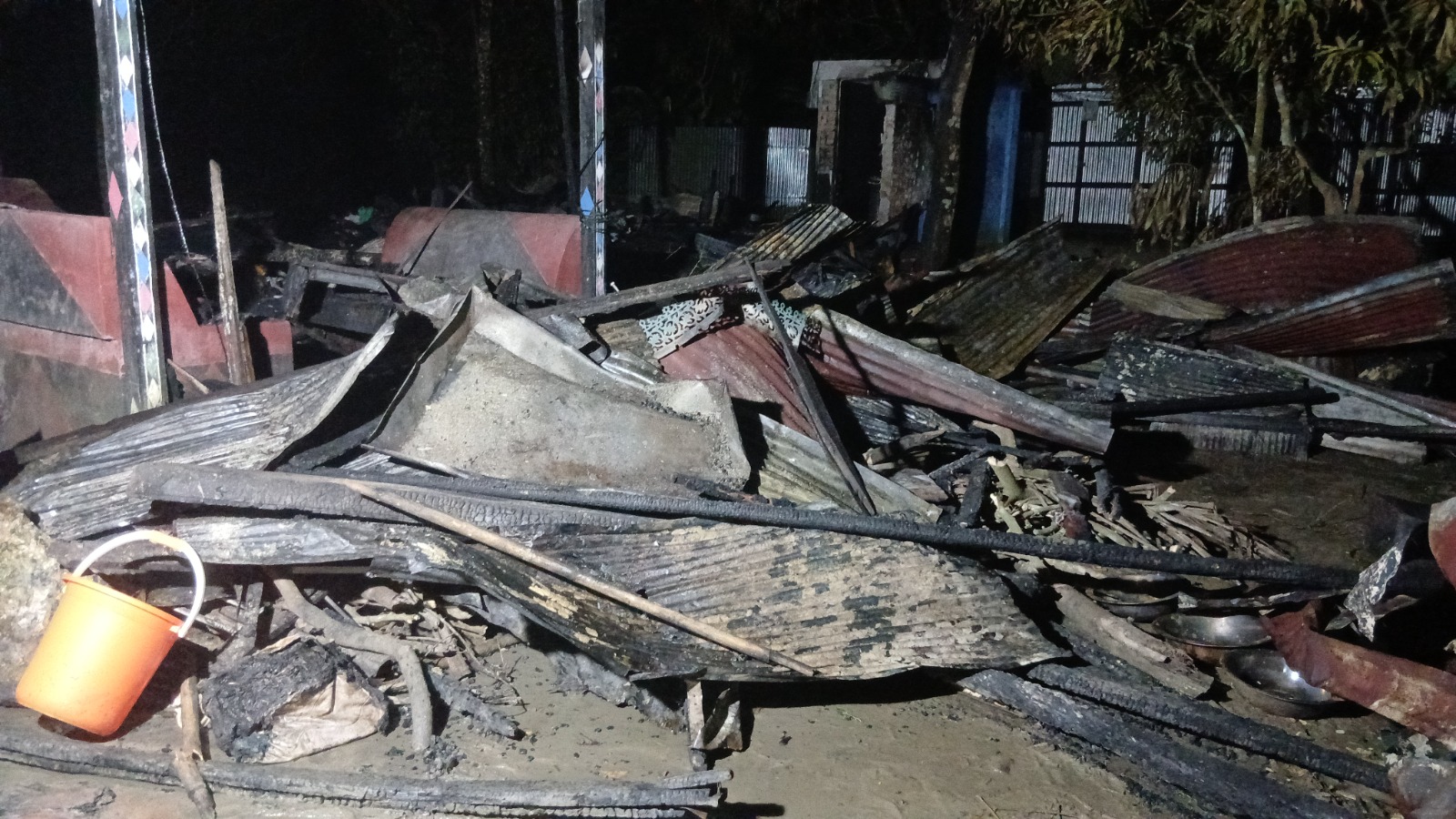 চান্দিনায় ভয়াবহ অগ্নিকাণ্ডে দুই বসতঘর পুড়ে ছাই