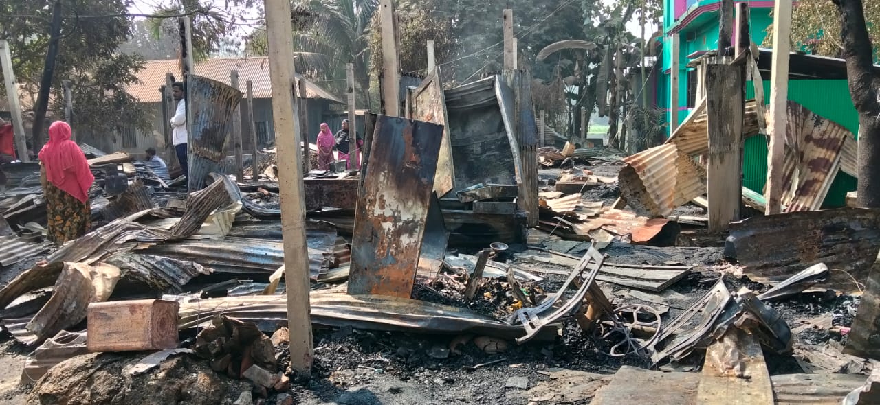 চান্দিনায় অগ্নিকাণ্ডে সাংবাদিকেরসহ ৯ টি ঘর ভস্মীভূত