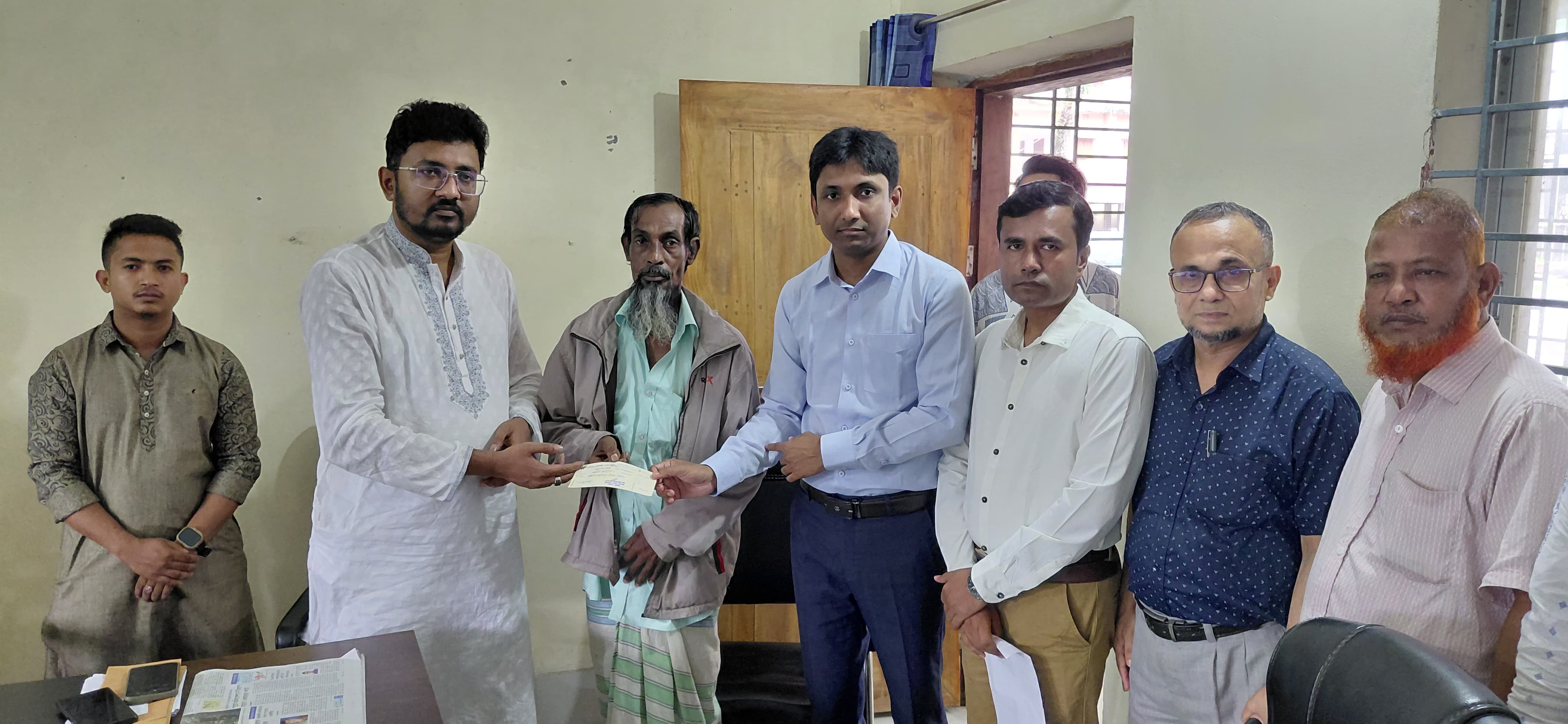 চান্দিনায় বজ্রপাতে নিহতের পরিবারকে আর্থিক সহায়তা প্রদান