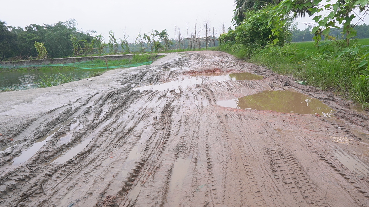 চান্দিনায় দেড় কিলোমিটার সড়ক বেহাল